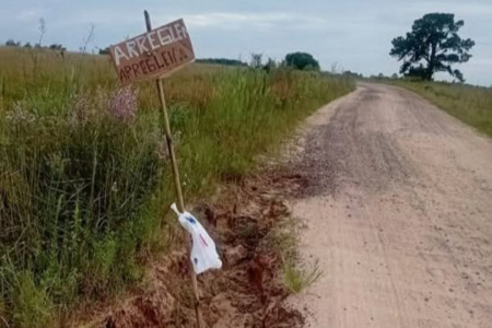 Un improvisado cartel alerta por un socavón en una ruta de Corrientes